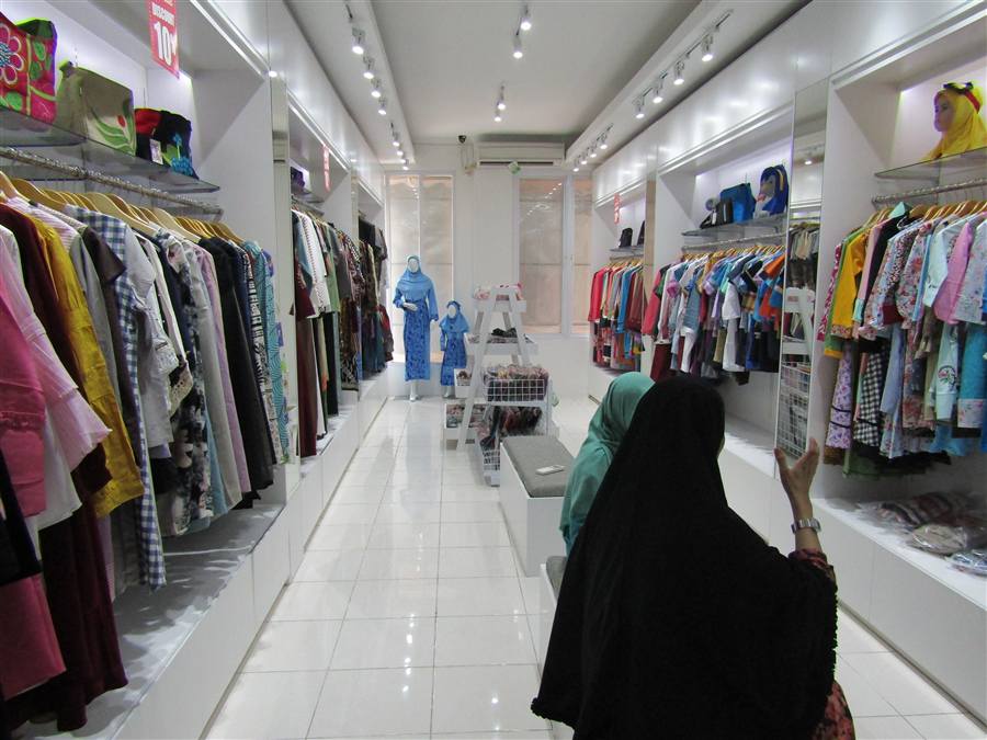Suasana dalam toko Almeera