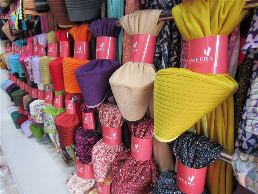 Rak kerudung warna-warni