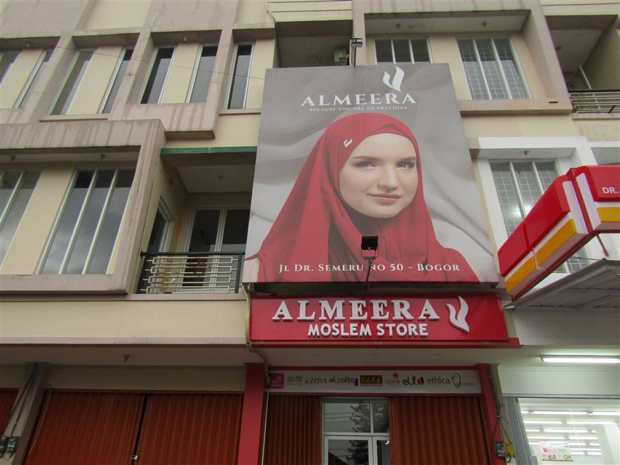 Tampak depan Almeera Moslem Store